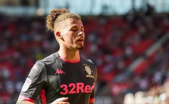 邵佳一告诫小球员：怎么能喝可乐呢，光跟老队员学散漫了（邵佳一提醒小球员：可乐怎能喝？别把老队员的散漫学去了）