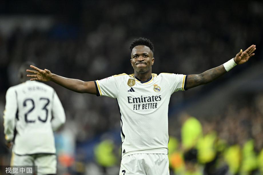 前锋突破造点，射门造成点球机会（前锋突入禁区造点，射门逼出点球）