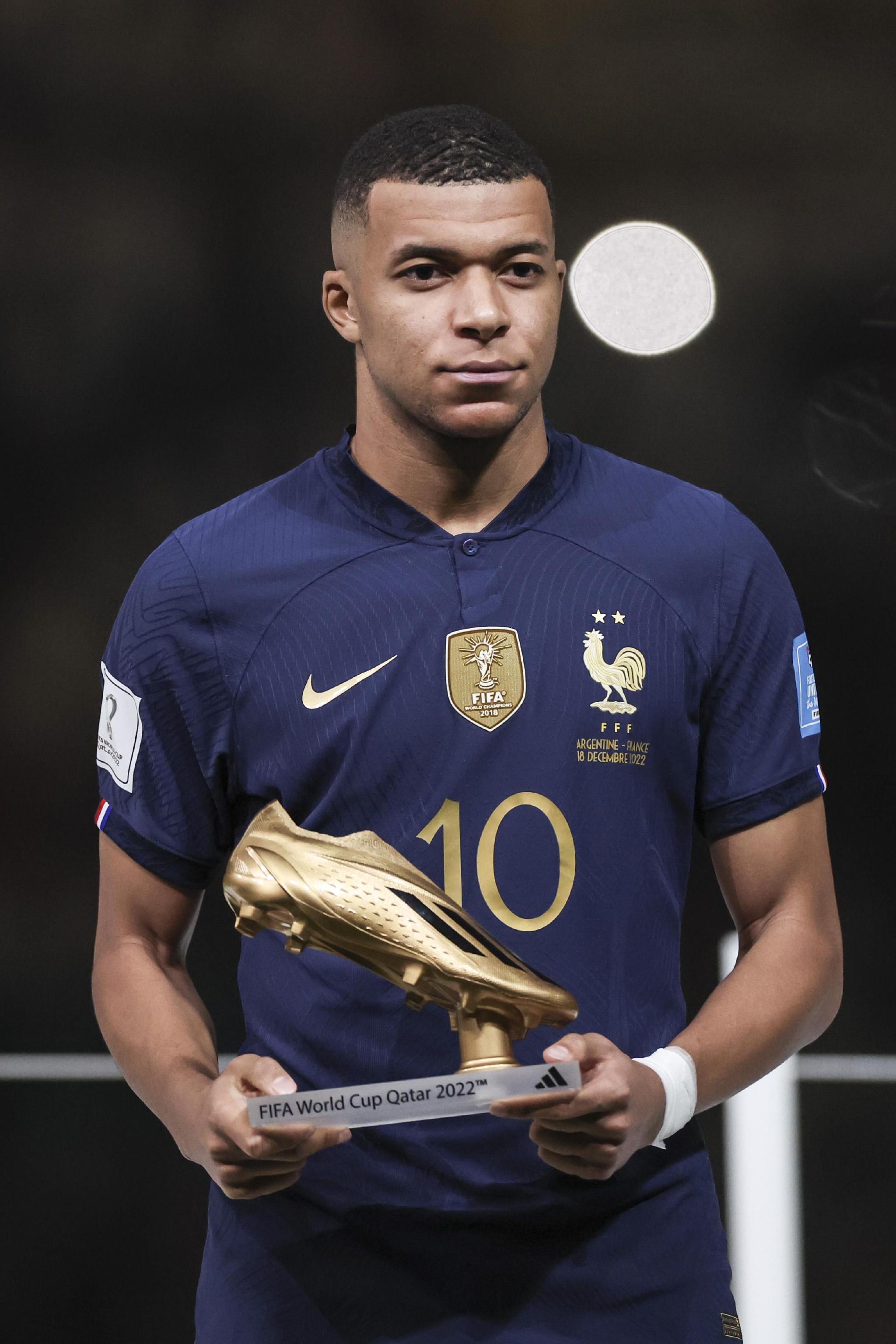 雷霆以132比111大胜独行侠，亚历山大高效砍下33分，延续14连胜。（雷霆132-111轻取独行侠，亚历山大高效轰下33分，豪取14连胜）