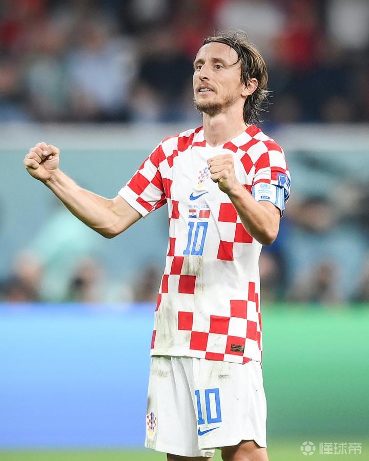 太阳报：里奇的主持人女友亮相米兰德比，透视装造型引发热议（太阳报称：里奇的主持人女友出席米兰德比，身着透视装引发热议）