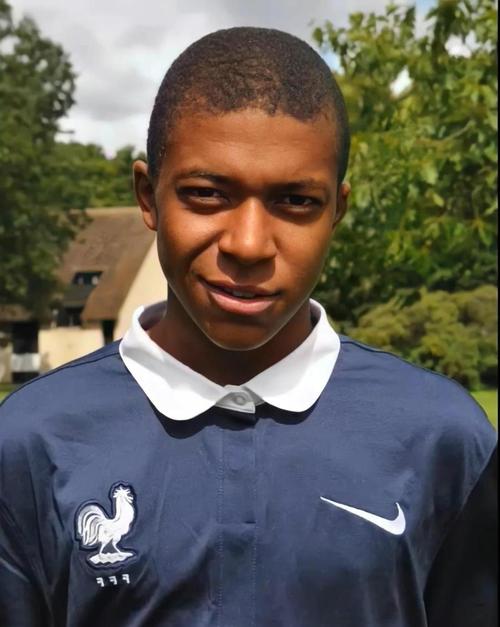 他带着伤坚持踢到最后（他忍痛作战踢到终场哨响）